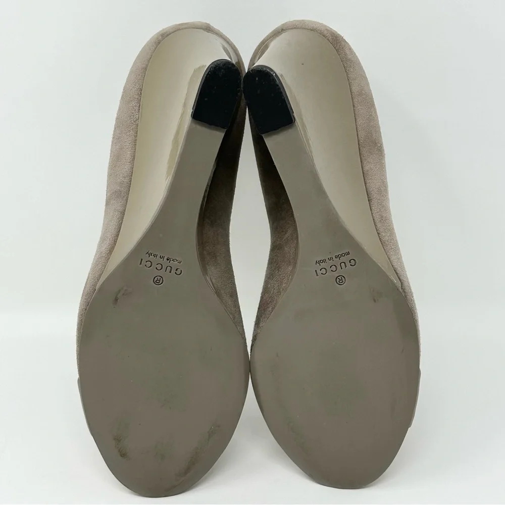 GUCCI Horsebit Accent Suede Wedge Pumps Heels Taupe Womens 35 5